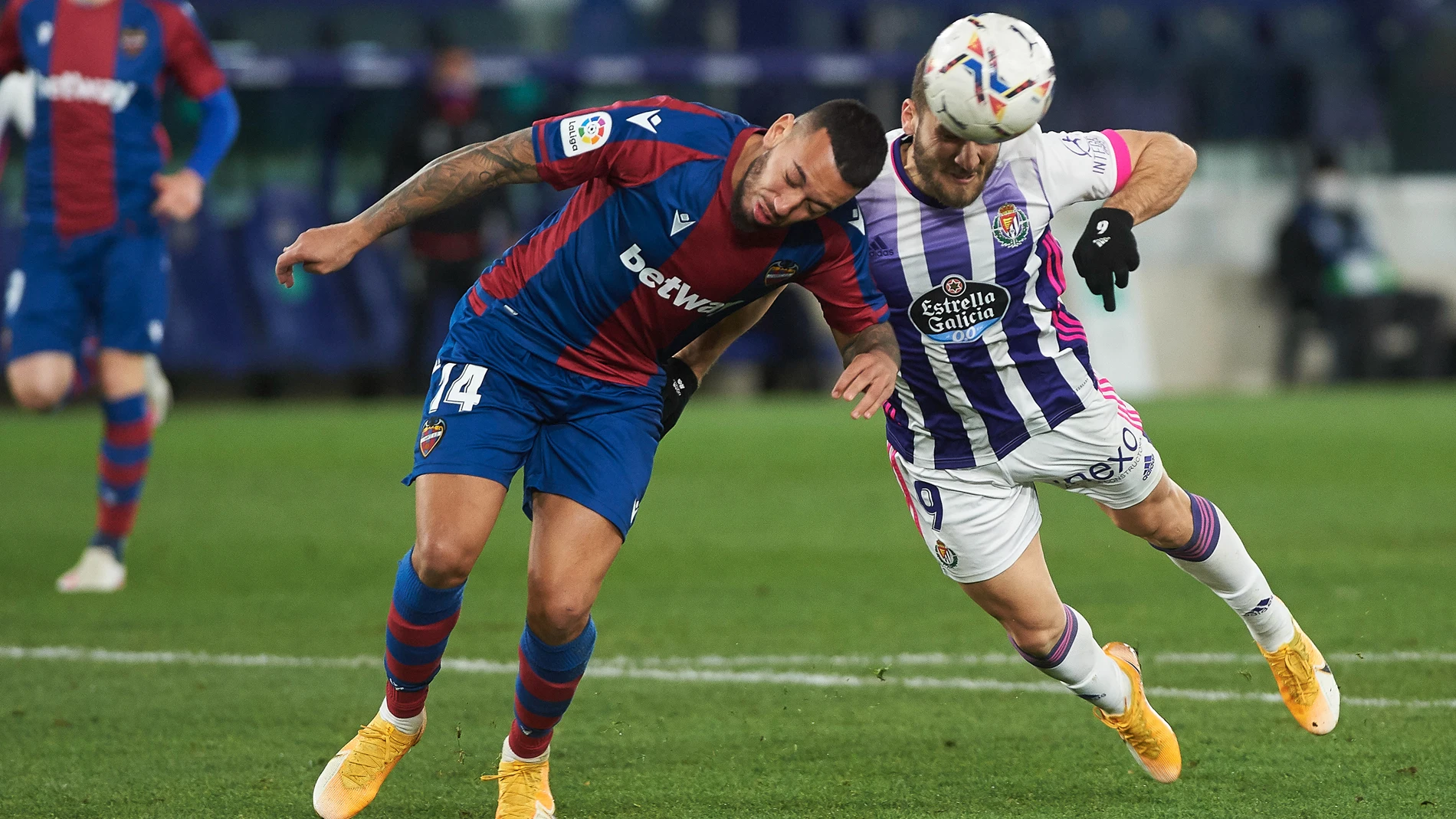 Ruben Vezo y Shon Weissman durante el partido