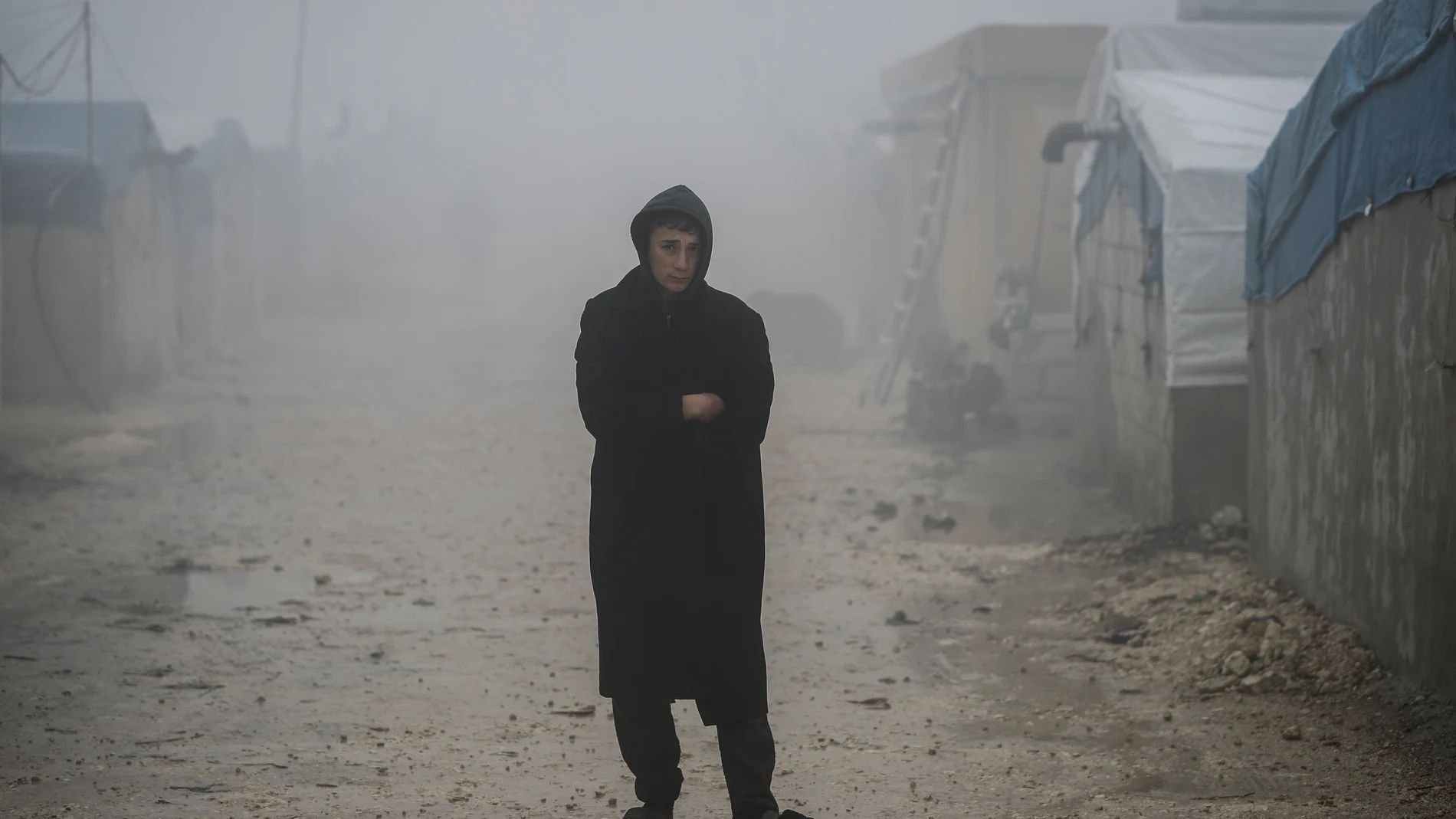 Un joven camina por el campo de refugiados de Barisha en Siria