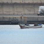 - Imagen de la llegada al puerto de la Estaca, en la isla de El Hierro, de un cayuco con 28 personas a bordoo. EFE/Gelmert Finol