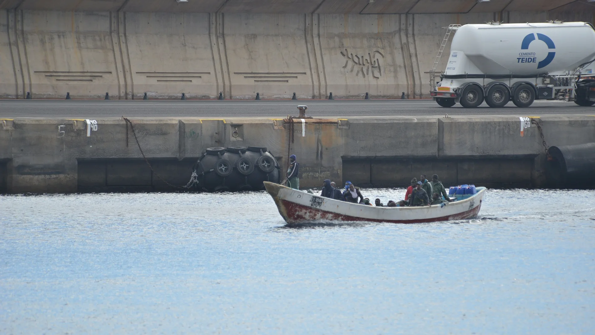 - Imagen de la llegada al puerto de la Estaca, en la isla de El Hierro, de un cayuco con 28 personas a bordoo. EFE/Gelmert Finol