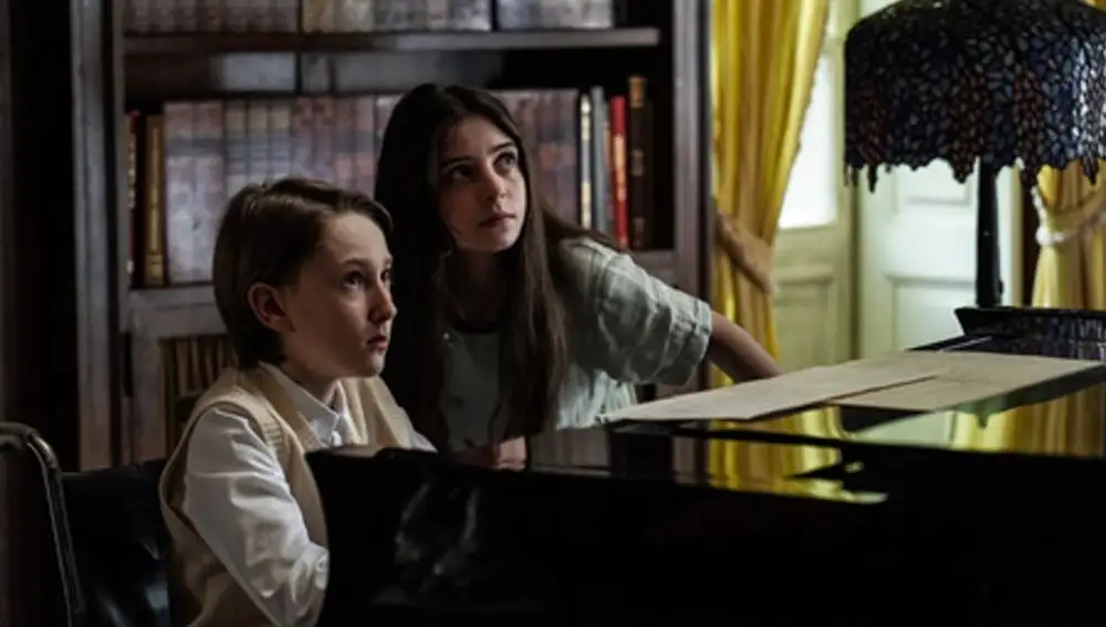 Maurizio Lombardi y Ginevra Francesconi en "La maldición de Lake Manor"