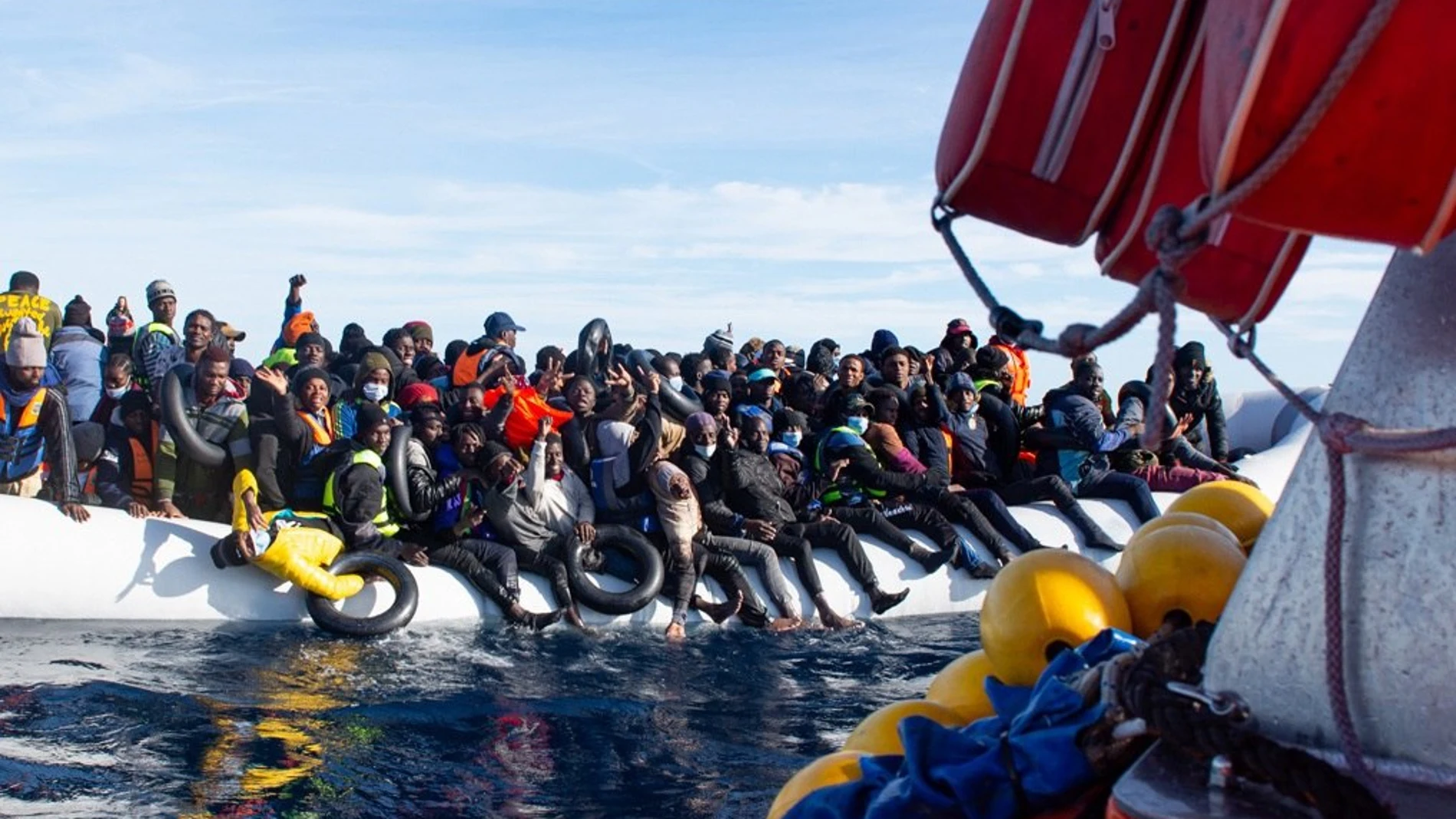 Vista de algunos de los 119 inmigrantes que la tripulación del barco Ocean Viking, de la organización humanitaria SOS Méditerranée, rescató el pasado jueves 21 de enero.