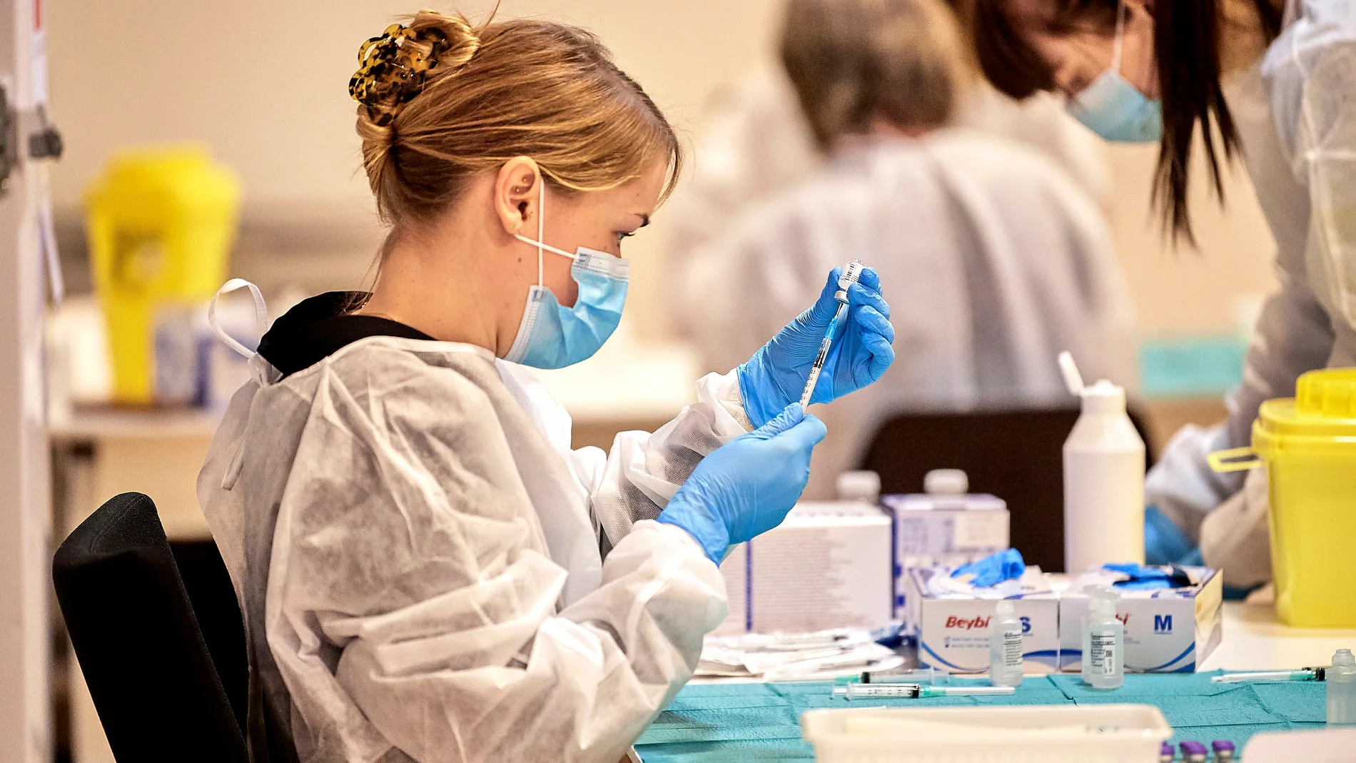 Una enfermera prepara una vacuna en Copenhague, en Dinamarca