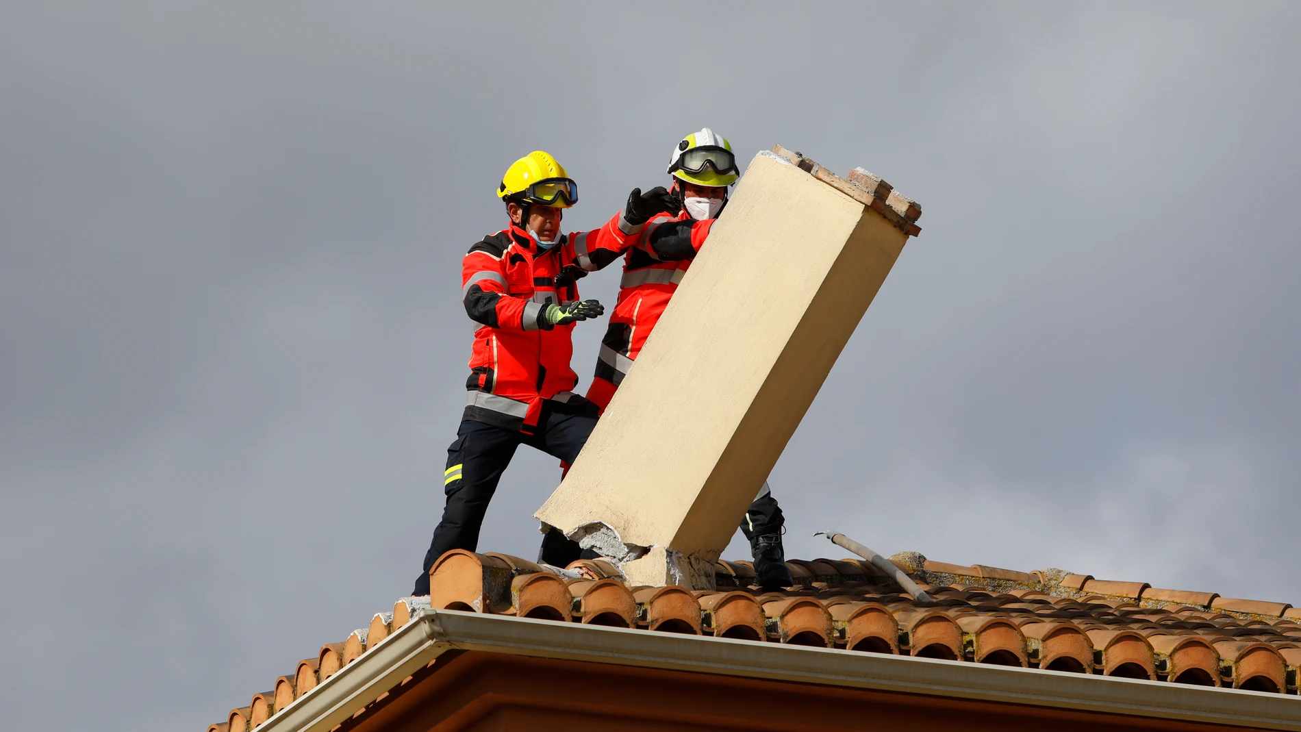 Varios bomberos operando tras el terremoto de 4.4 grados con epicentro en Santa Fe