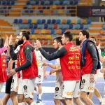 Los jugadores españoles celebran el triunfo ante Uruguay