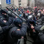 Agentes antidisturbios se enfrentan con porras a los manifestantes pro Navalni en Moscu