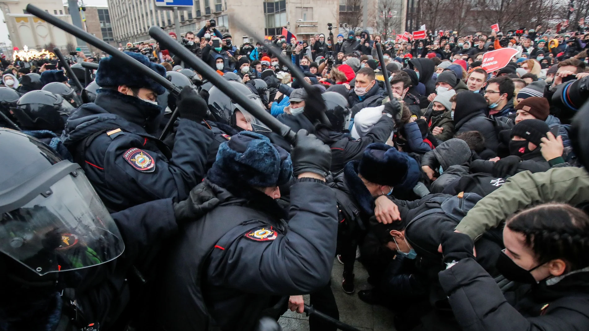 Agentes antidisturbios se enfrentan con porras a los manifestantes pro Navalni en Moscu