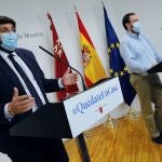El presidente de la Región de Murcia, Fernando López Miras, acompañado de el Dr. Jaime Pérez, portavoz técnico del comité de seguimiento del covid