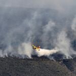 Vista de las labores de extinción en el paraje de Castala, en el término municipal de Berja, en Almería