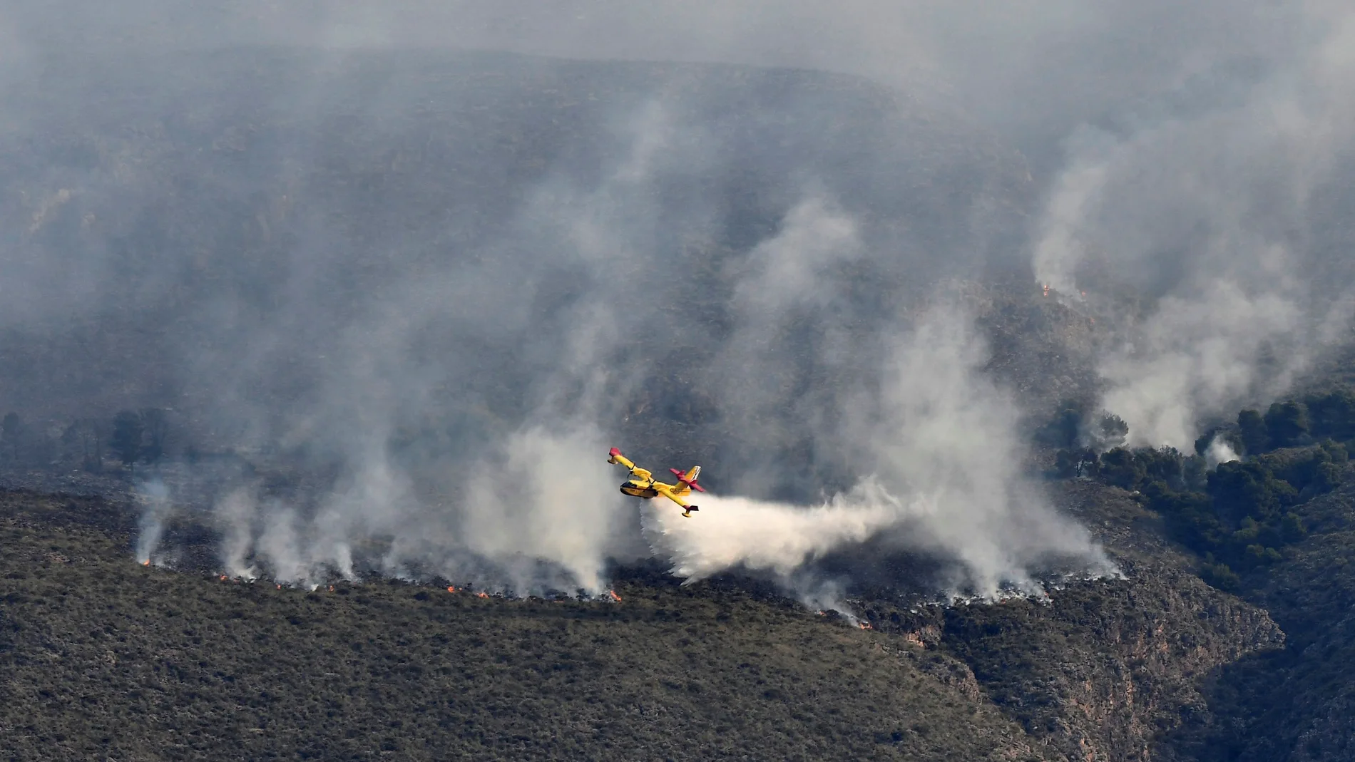 Vista de las labores de extinción en el paraje de Castala, en el término municipal de Berja, en Almería