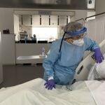 Una sanitaria atiende a un paciente del servicio de Urgencias