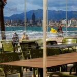 Uno de los restaurantes de la playa de Levante de Benidorm cerrado por las restricciones por covid. El PIB en la provincia de Alicante cayó más del 13 por ciento por la pandemia