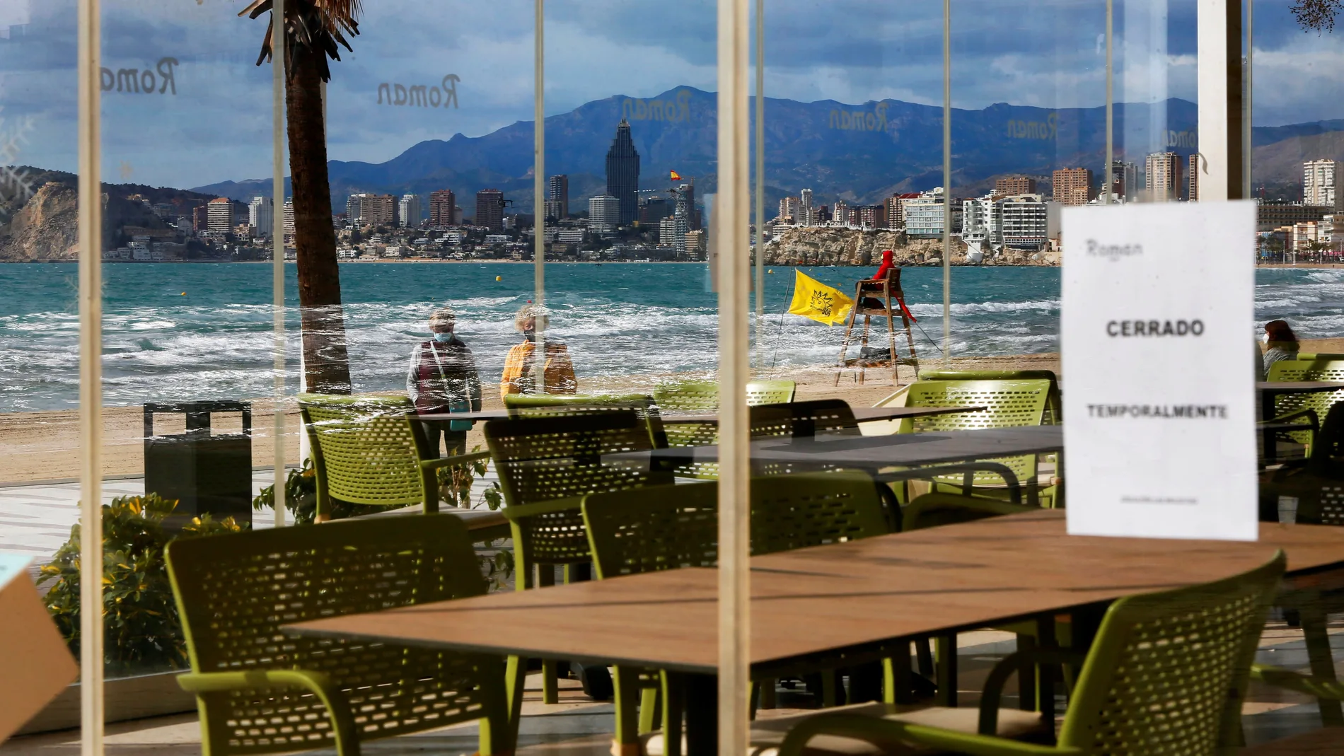 Uno de los restaurantes de la playa de Levante de Benidorm cerrado por las restricciones por covid. El PIB en la provincia de Alicante cayó más del 13 por ciento por la pandemia