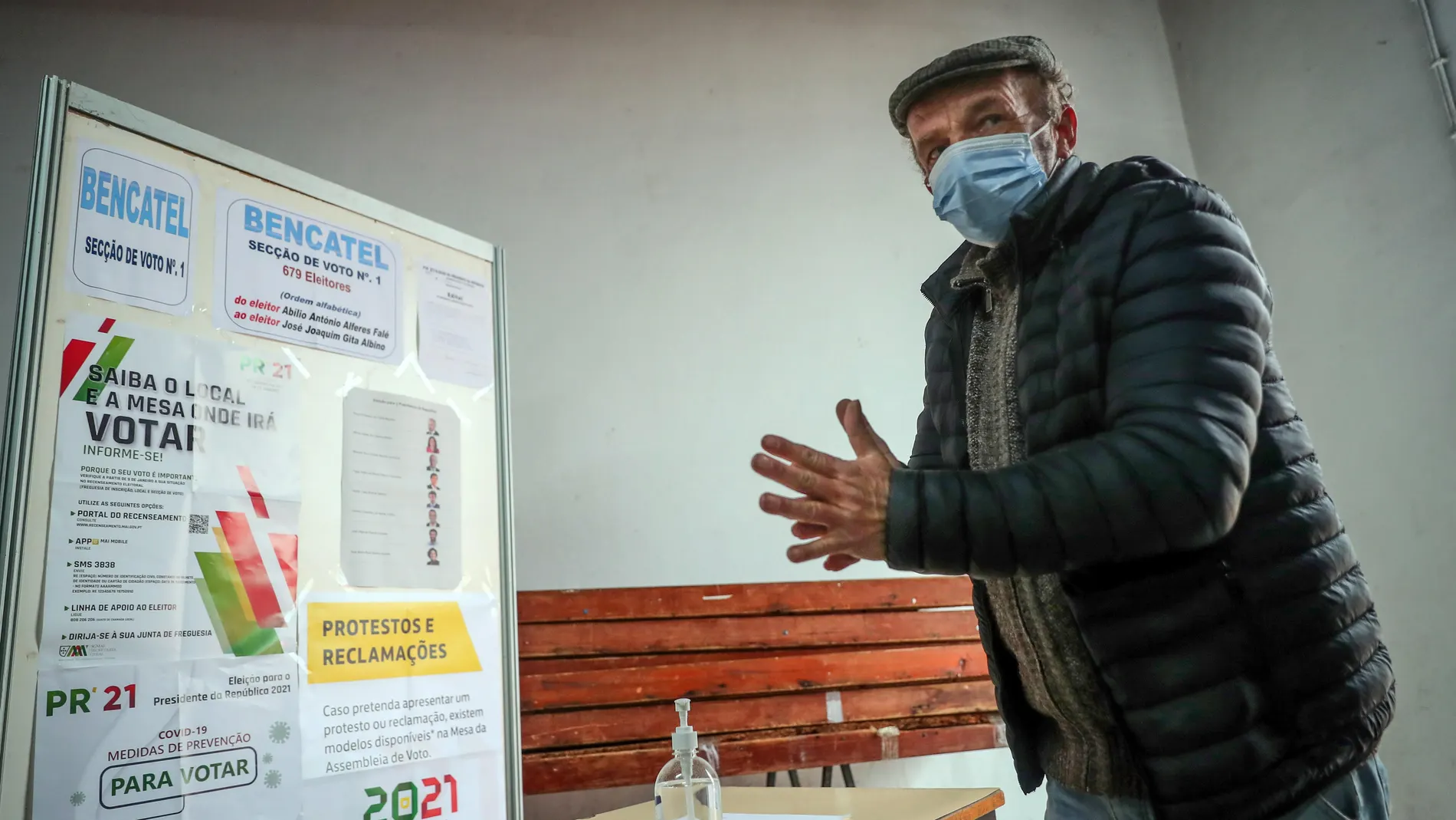 Un votante se desinfecta las manos antes de depositar su papelete en Vila Vicosa, Alentejo, el sur de Portugal