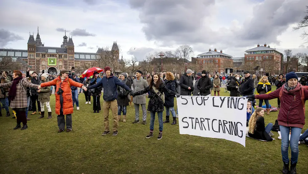 Ciudadanos protestan en Ámsterdam reclamando la eliminación del toque de queda