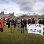 Ciudadanos protestan en Ámsterdam reclamando la eliminación del toque de queda