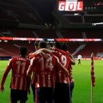 Los jugadores del Atlético de Madrid celebran el segundo gol del equipo rojiblanco frente a un estadio vacío