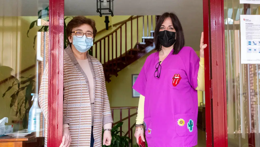 Un cálido refugio para madres sin recursos. En la imagen, Rosario Álvarez, directora del centro (I) y Rocío González, educadora social (D)