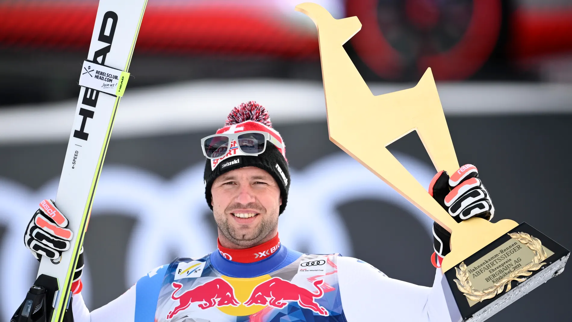 El suizo Beat Feuz celebra su victoria en el podio de la carrera de descenso masculino en la Copa del Mundo de Esquí Alpino de la FIS en Kitzbuehel, Austria, 24 de enero de 2021. EFE/EPA/CHRISTIAN BRUNA