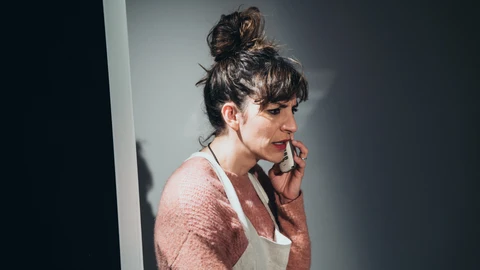 Además de protagonizar la obra, Sandra Ferrús es responsable de la autoría y la dirección de la misma