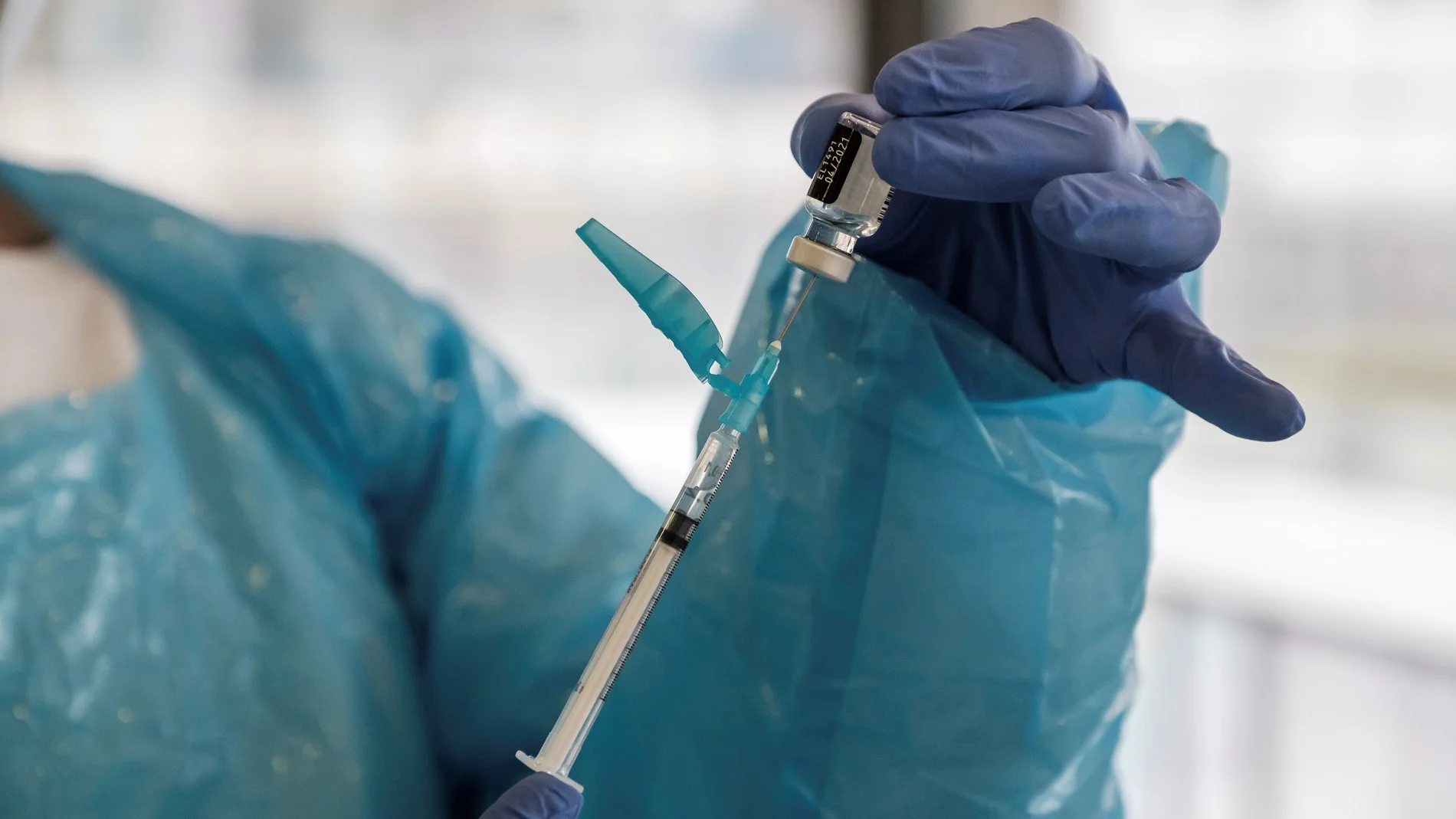 Una trabajadora prepara la segunda dosis de la vacuna contra Covid-19