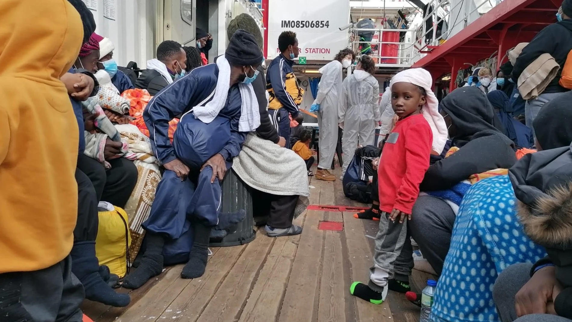 Personal sanitario realiza pruebas de covid-19 a los 373 inmigrantes rescatados en los últimos días en el Mediterráneo central por el barco Ocean Viking