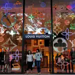 Tokyo (Japan).- (FILE) - Shoppers walk out of a Louis Vuitton store at Tokyo&#39;s Omotesando fashion district, in Japan, 10 September 2009 (reissued 25 January 2021). LVMH Moet Hennessy Louis Vuitton SA, the world&#39;s leading luxury group, will release their 2020 full year results on 26 January 2021. (Moda, Japón, Tokio) EFE/EPA/FRANCK ROBICHON *** Local Caption *** 56238806