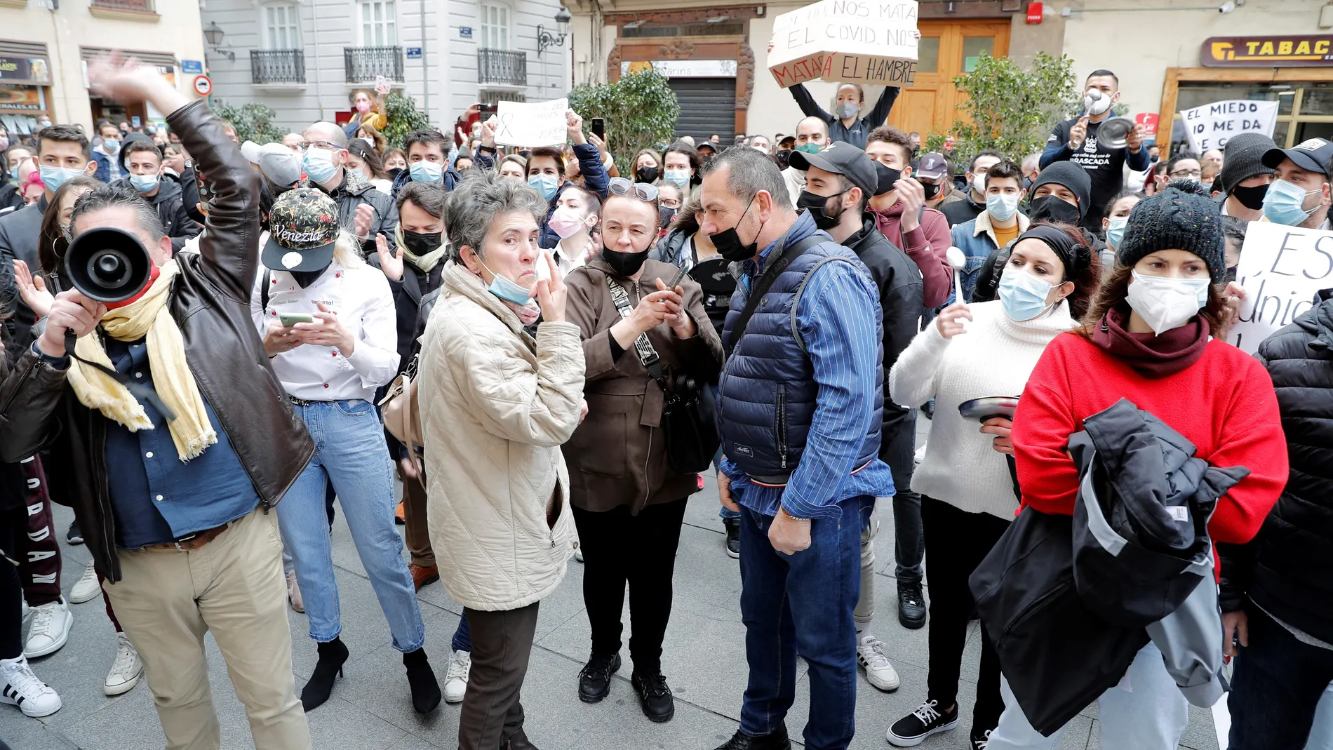 Vista general de la marcha protesta en la que han participado empresarios del sector de la hostelería y el ocio, cuyos responsables han sido identificados con la intención de abrir un expediente ya que esta marcha no había sido comunicada previamente a la Delegación del Gobierno. EFE/Manuel Bruque