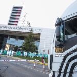 Varios camioneros acuden al aplauso sanitario en el Hospital de León