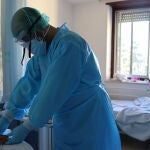 Un sanitario atiende a un enfermo en el Hospital Regional de Málaga