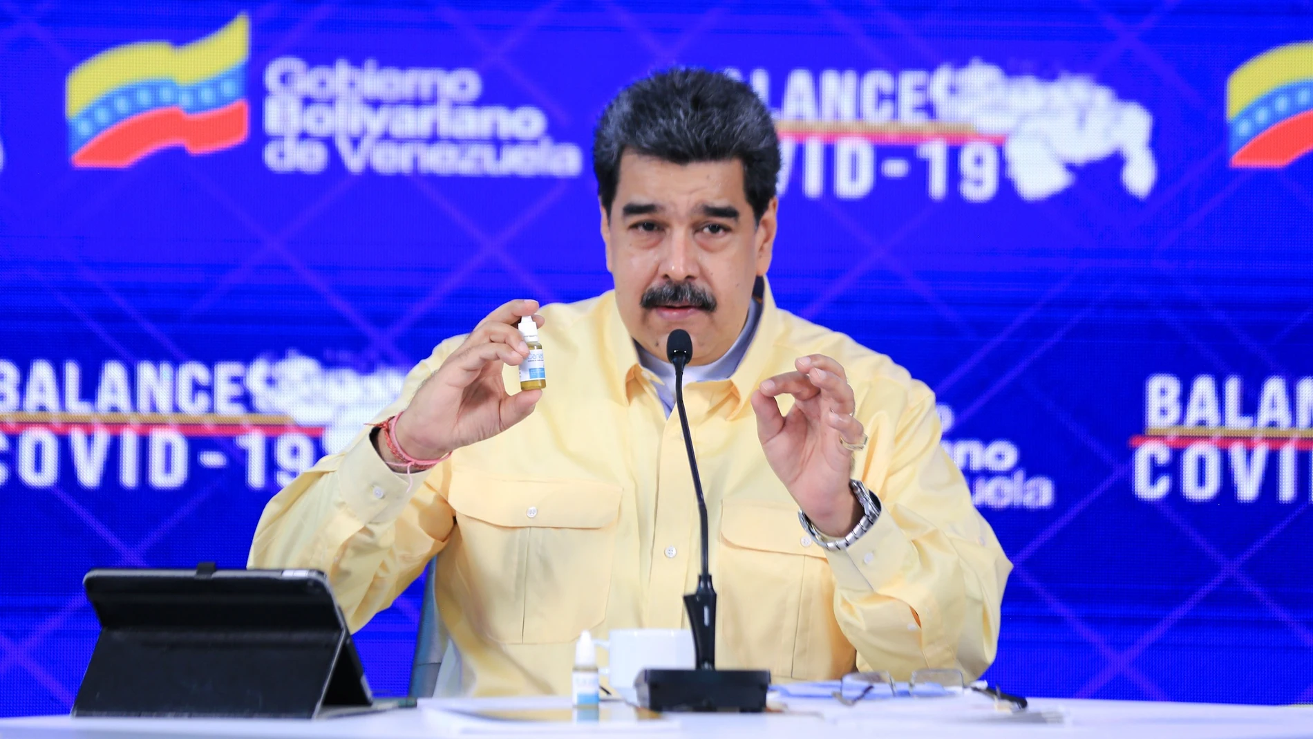 Nicolás Maduro muestra un frasco de Carvativir