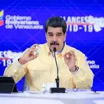 Nicolás Maduro muestra un frasco de Carvativir