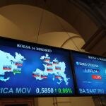Una pantalla muestra valores bursátiles en la Bolsa de Madrid