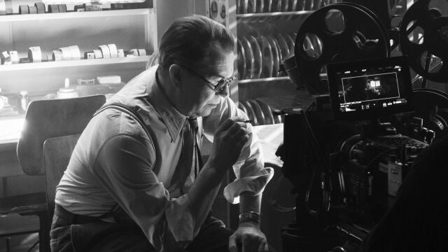 Gary Oldman, nominado a Mejor Actor de Drama por su labor en "Mank", durante el rodaje de la película de David Fincher para Netflix