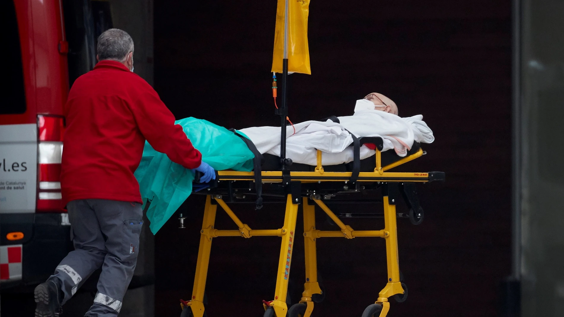 Un técnico de emergencias traslada a un paciente en la zona de urgencias del Hospital Universitario de Bellvitge. EFE/Alejandro García