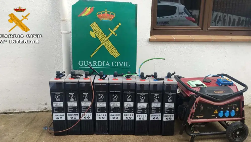Dos detenidos por robar nueve baterías, dos reguladores de potencia eléctrica y un generador en Guisando (Ávila)