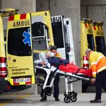 Dos técnicos de emergencias trasladan a un paciente en la zona de urgencias del Hospital Universitario de Bellvitge. EFE/Alejandro García