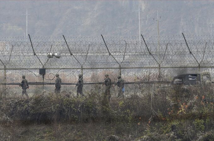 Soldados surcoreanos patrullan la frontera de Paju