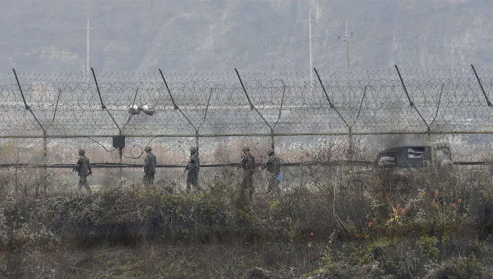 Soldados surcoreanos patrullan la frontera de Paju cerca dela frontera con Corea del Norte