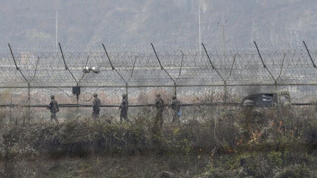 Soldados surcoreanos patrullan la frontera de Paju