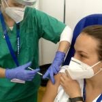 Vacunación de una profesional sanitaria contra la covid-19
