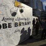 Se suceden los homenajes en los alrededores del Staples Center, en Los Ángeles
