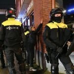 La Policía detiene a un joven que protestaba contra las restricciones impuestas por el coronavirus en Rótterdam