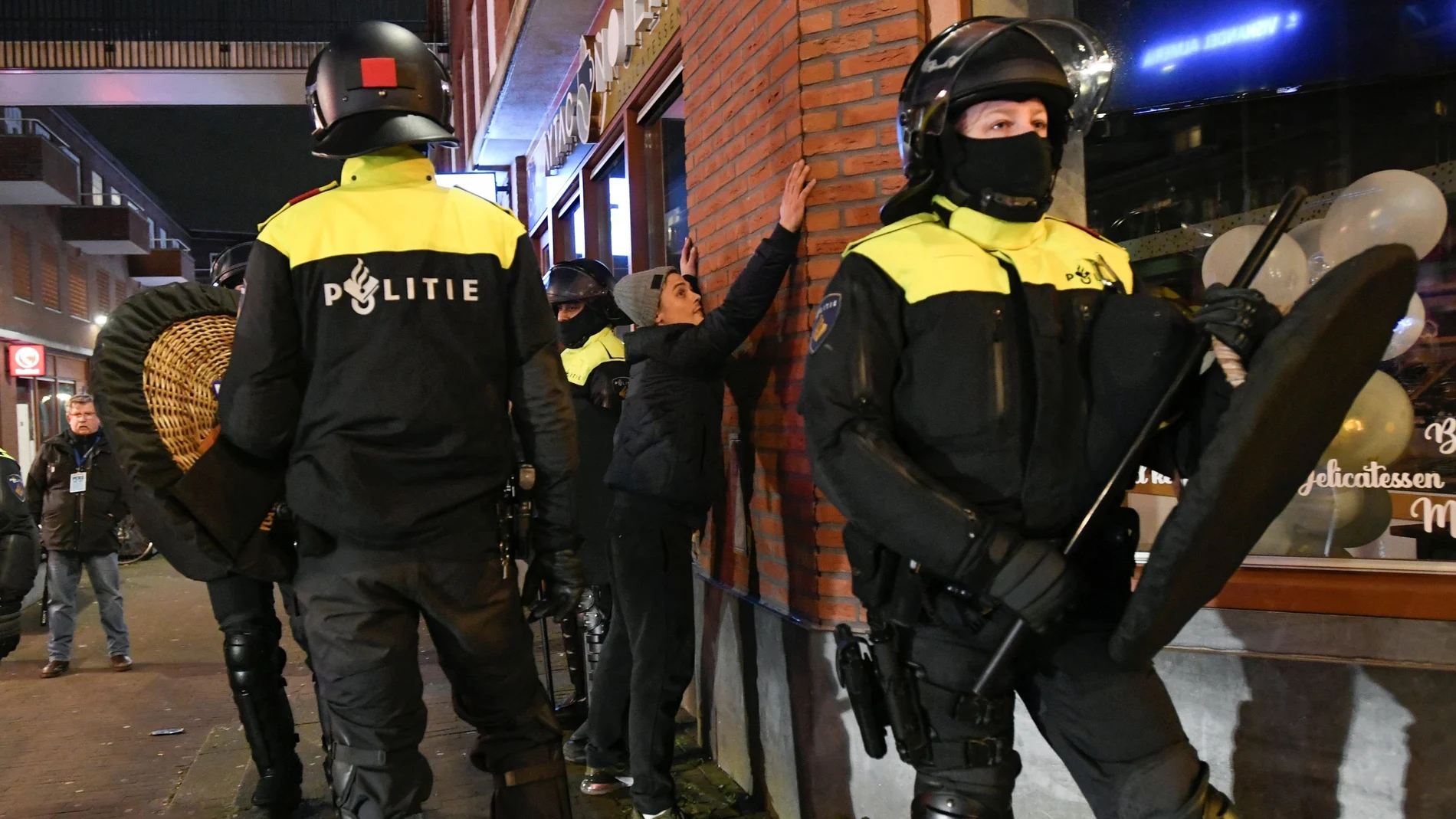La Policía detiene a un joven que protestaba contra las restricciones impuestas por el coronavirus en Rótterdam