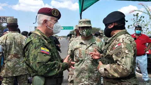 AME1586. HUAQILLAS (ECUADOR), 26/01/2021.- Fotografía del 12 de enero de 2021, cedida por el Ministerio de Defensa de Ecuador, que muestra a los jefes de los Comandos Conjuntos de las Fuerzas Armadas de Perú y Ecuador, generales César Astudillo (d) y Luis Lara Jaramillo (i), respectivamente, en el punto fronterizo entre Aguas Verdes y Huaquillas (Ecuador). El despliegue de fuerzas militares peruanas en la frontera con Ecuador para, entre otros asuntos, disuadir la inmigración ilegal, fue coordinado entre los ejércitos de ambos países hace unas dos semanas, confirmaron a Efe fuentes militares, que agregaron que el ministro Oswaldo Jarrín realizará una visita a la zona el miércoles. EFE/ Ministerio Defensa Ecuador SÓLO USO EDITORIAL/NO VENTAS/CRÉDITO OBLIGATORIO/MÁXIMA CALIDAD DISPONIBLE