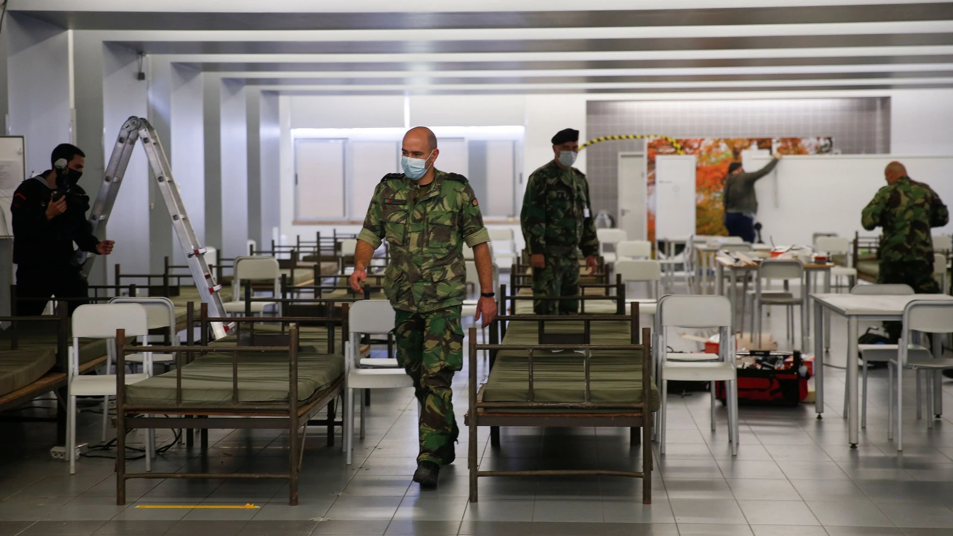 Los militares portugueses preparan una habitación del Hospital de las Fuerzas Armadas en Lisboa