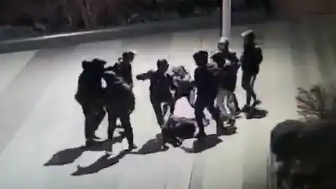 Captura de la brutal agresión que sufrió Yuriy a la salida de su colegio en París