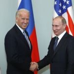Foto de archivo, cuando Joe Biden era vicepresidente, en un encuentro con el líder ruso Vladimir Putin en 2011