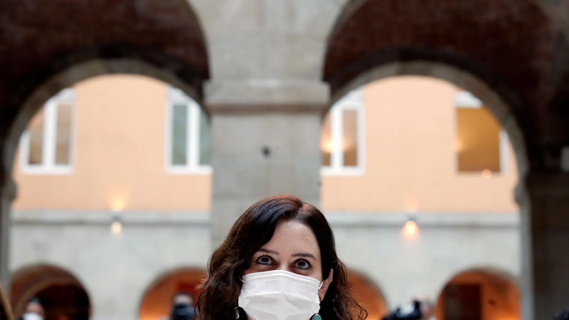 La presidenta de la Comunidad de Madrid, Isabel Díaz Ayuso, durante la firma de los convenios entre la Comunidad de Madrid y el Colegio Oficial de Farmacéuticos de Madrid y otro con el Colegio Oficial de Odontólogos y Estomatólogos.