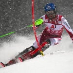 Marco Schwarz, en acción durante la primera carrera de eslalon masculino de la Copa del Mundo de Esquí Alpino de la FIS en Schladming, Austria, el 26 de enero de 2021. EFE/EPA/CHRISTIAN BRUNA
